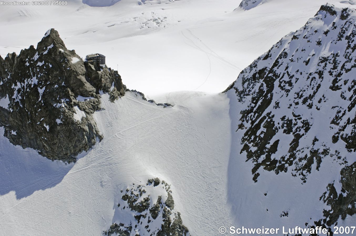 Cabane de Bertol CAS; gelegen auf Felssporn im hinteren Val d'Hérens, zwischen dem Val d'Arolla und dem Val de Ferpècle an der Walliser Haute Route. (3)